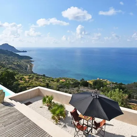 Villa Luna 8, Emma Cefalu